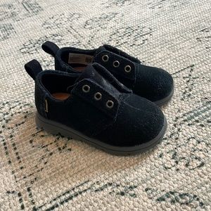 TOMS Kids Black Felt Cordones, Size 6